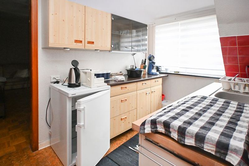 Sanierungsbedürftiges Zweifamilienhaus mit großzügigem Grundstück!